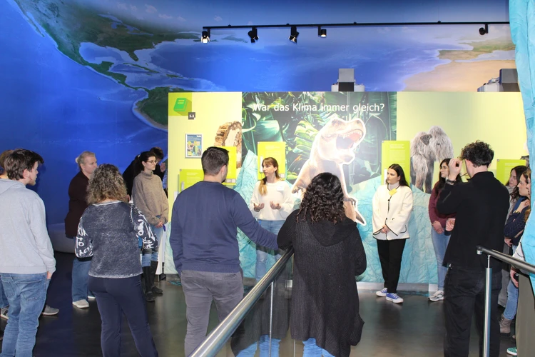 Gruppe bei F&uuml;hrung durch die interaktive Ausstellung der KLIMA ARENA.