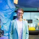 Natalie Wohl, Leitung Team Bildung, in der Ausstellung der KLIMA ARENA.